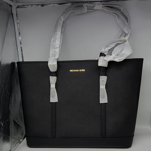 jet set travel large top-zip tote bag Michael Kors Women's Medium Tote, Gold-Tone Hardware/Leather, Black : Clothing, Shoes & Jewelry Crafted from Saffiano leather with polished hardware it features multiple zip compartments that will keep all your belongings easily organized Michael Kors Outlet Jet Set